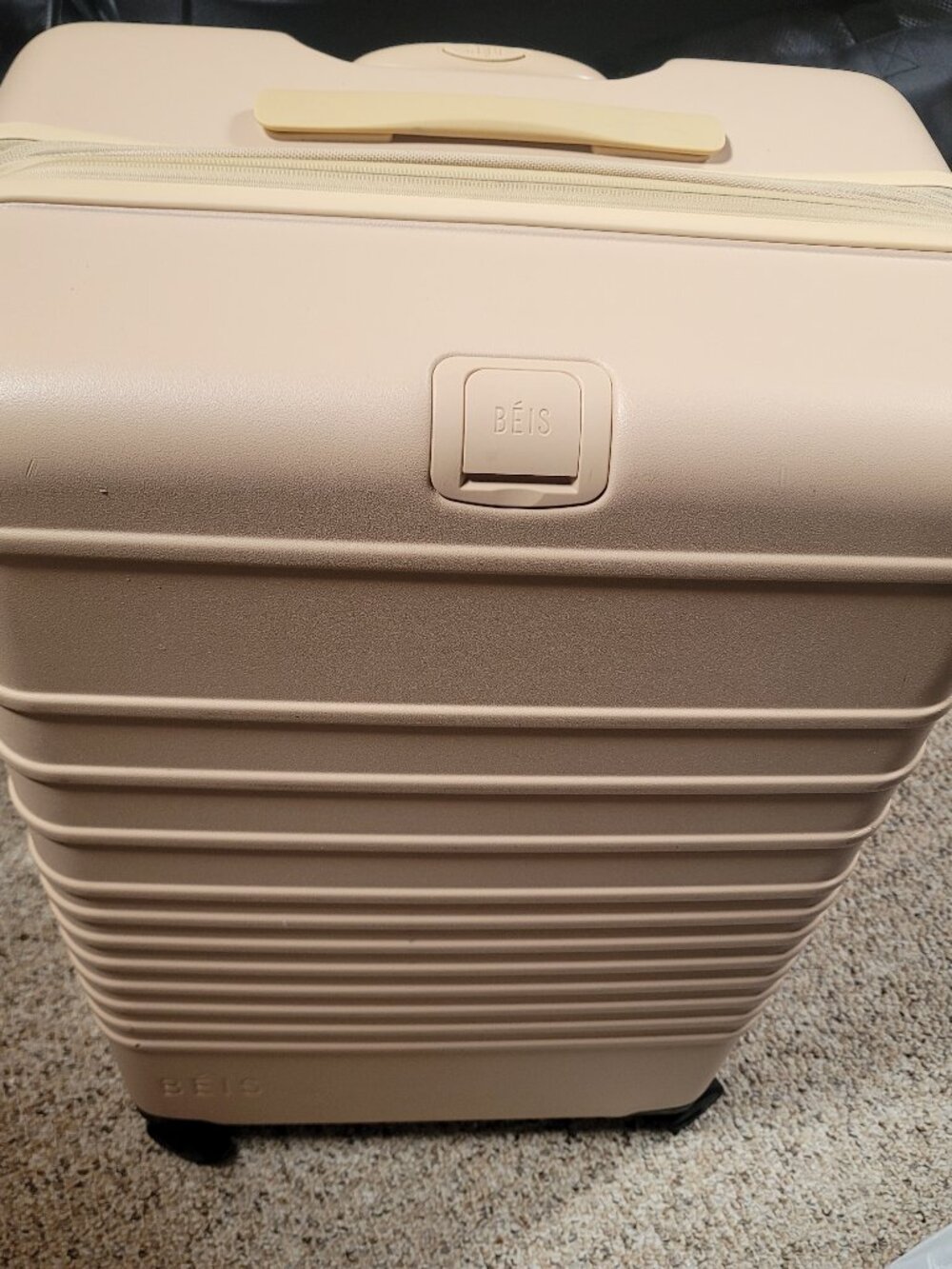 DEFECTS (ONE ZIPPER MISSING ) BEIS BEIGE LARGE CHECK IN 31"